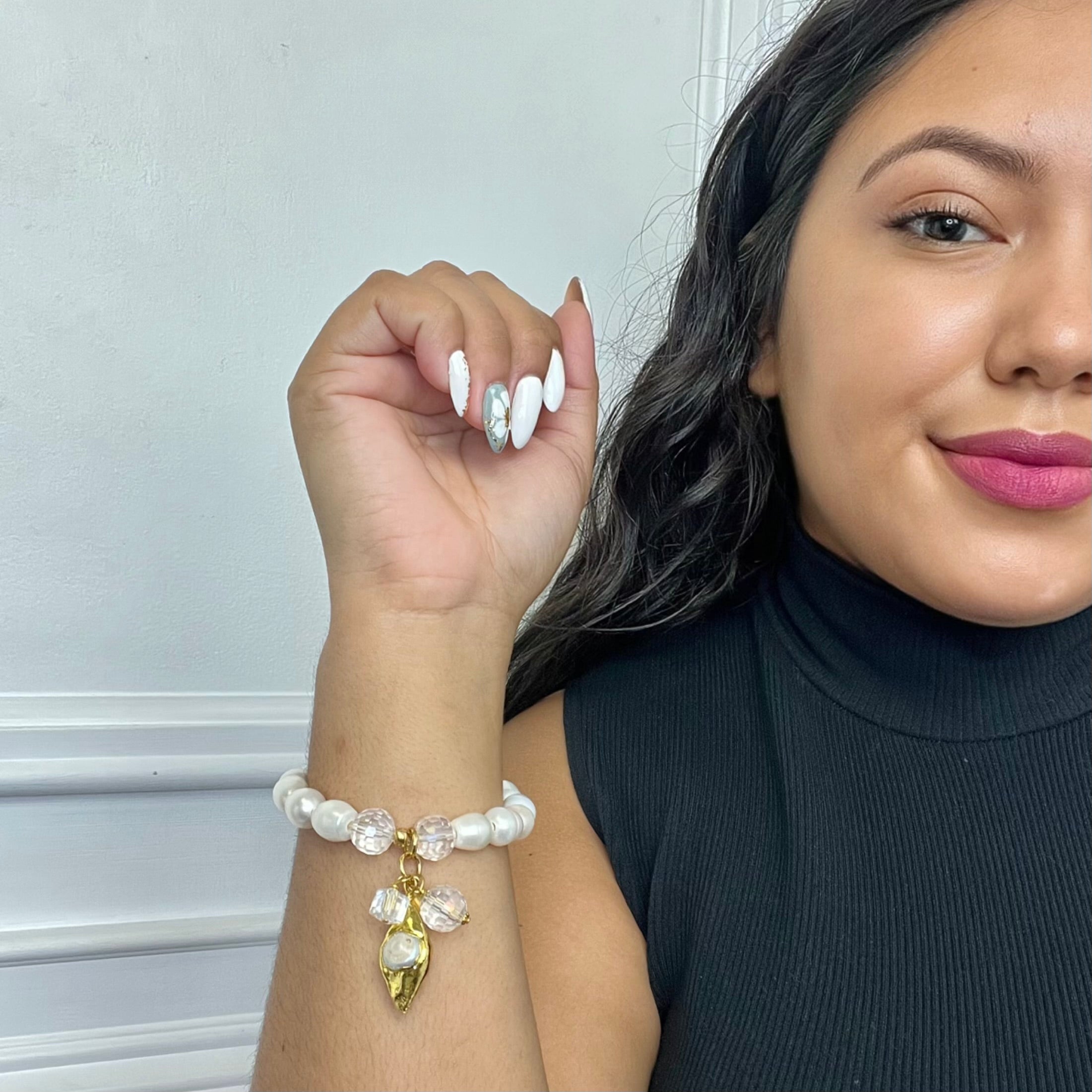 Labor White Pearl Dropplet Bracelet