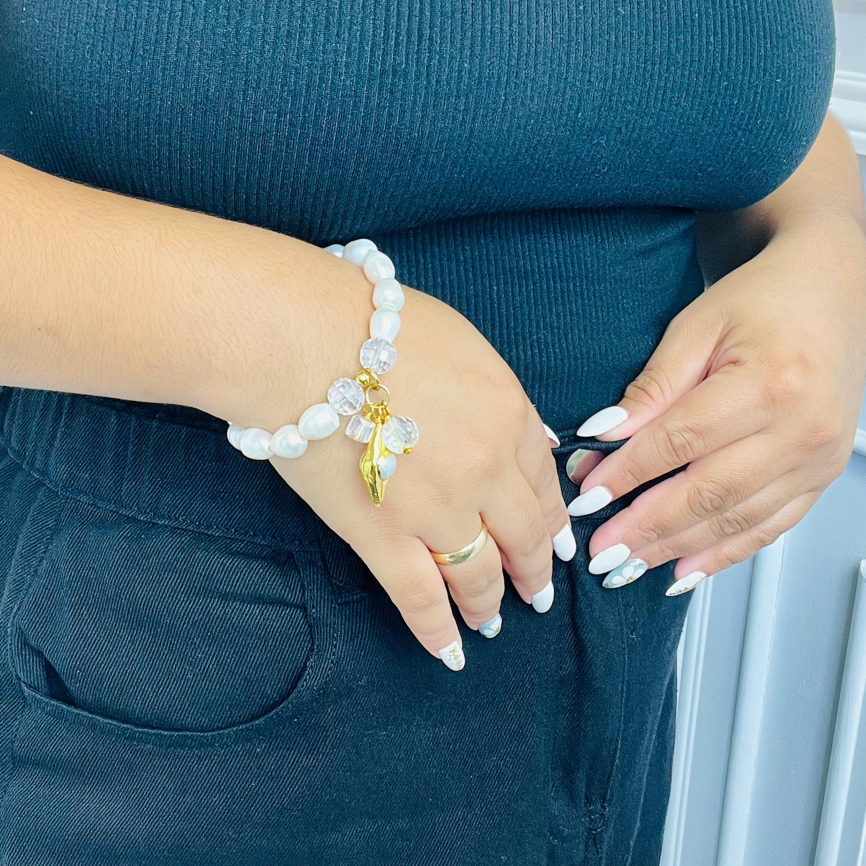Labor White Pearl Dropplet Bracelet