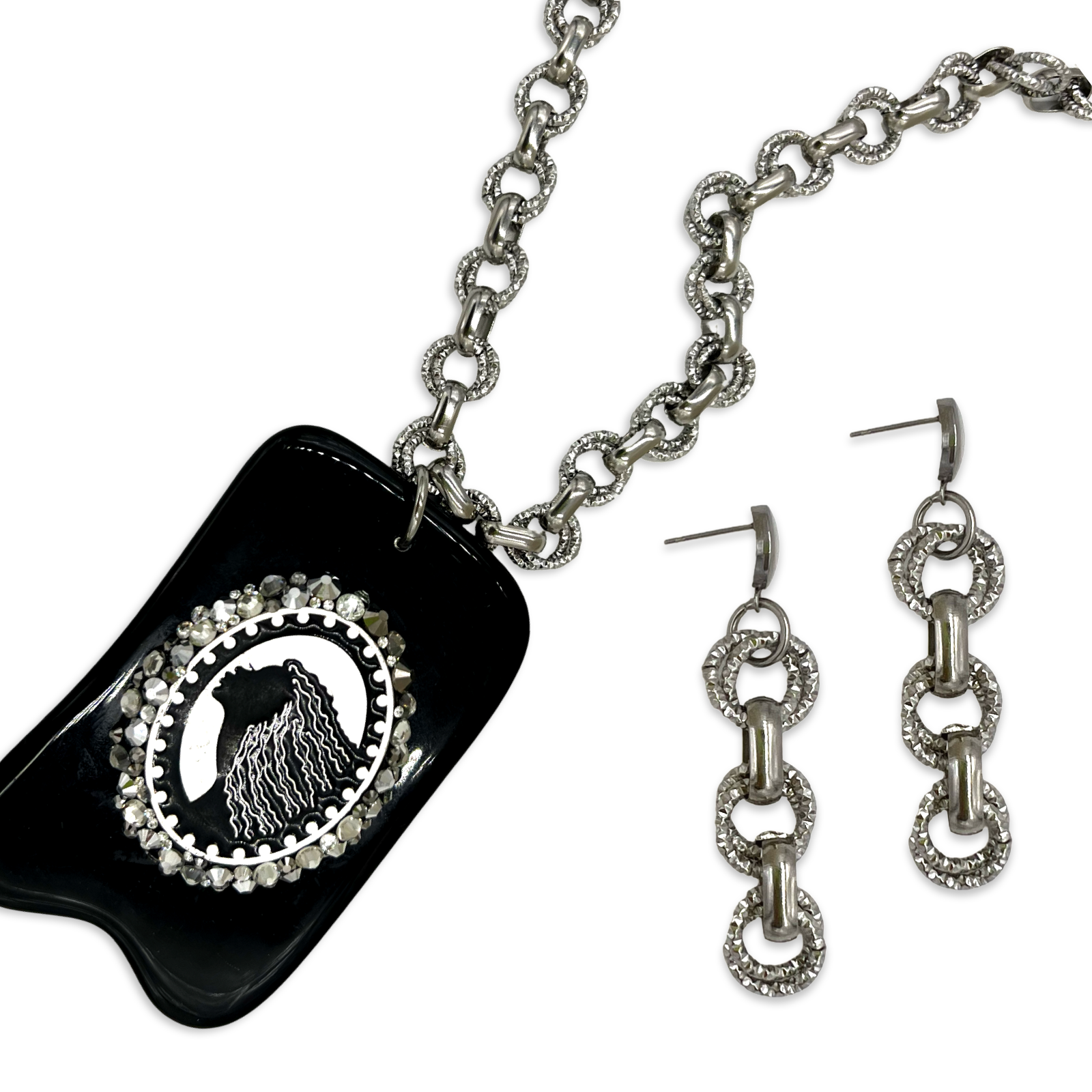 Cameo Diligent Necklace
