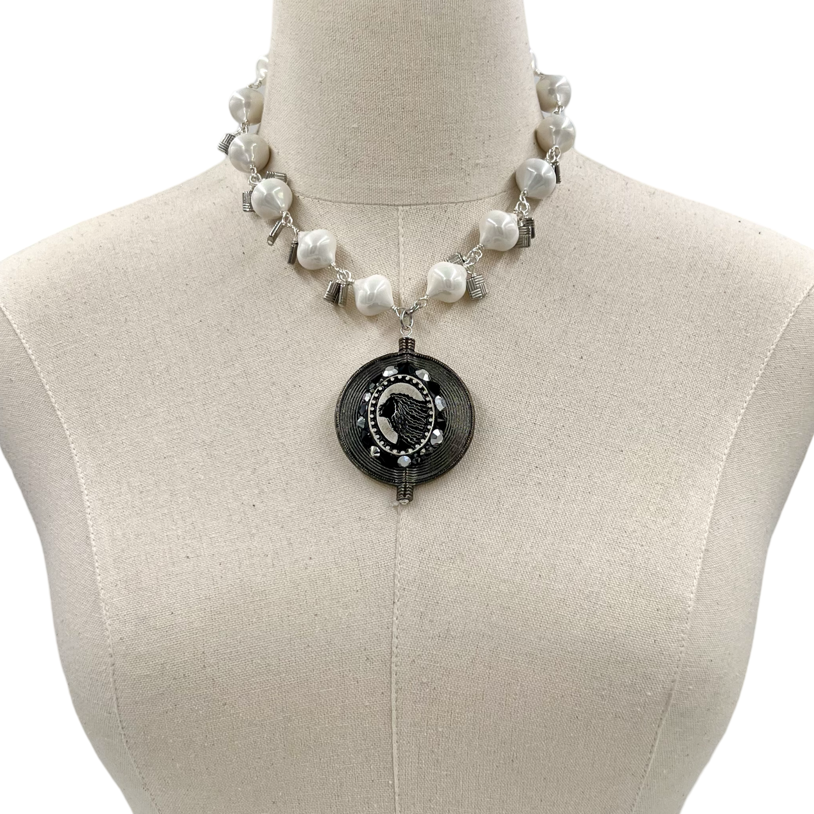 JJ Cameo Pearl Necklace