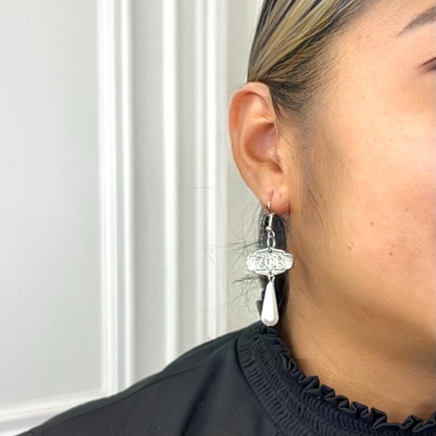 Zeta Pearl Strong Earring