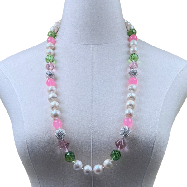 Classy Taffy Pearl Necklace